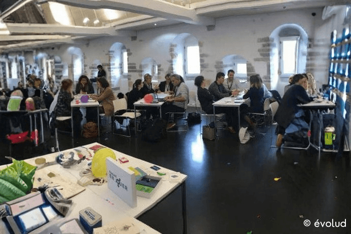 Session de serious game en entreprise — participants avec un jeu pédagogique