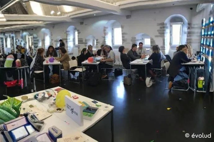 Session de serious game en entreprise — participants avec un jeu pédagogique